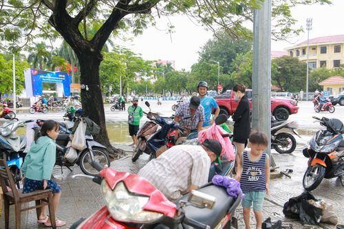Dân Huế ùn ùn dắt xe chết máy đi sửa sau khi lũ rút