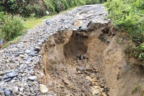 Mưa lớn gây sạt lở đường, hơn 500 hộ dân ở miền núi Quảng Nam bị cô lập