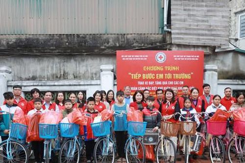 Trao tặng Quỹ 'Tiếp bước em tới trường' tại Ứng Hòa
