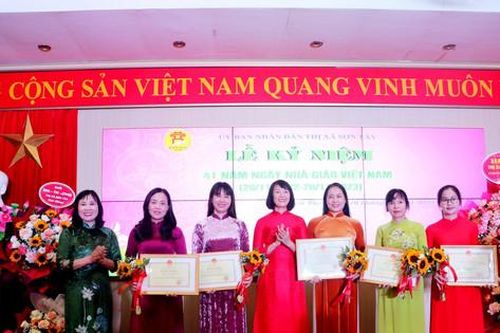 Thị xã Sơn Tây: Nhiều tập thể, cá nhân được khen thưởng