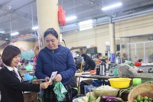 Quận Tây Hồ: 90% tiểu thương kinh doanh trong chợ áp dụng thanh toán không dùng tiền mặt