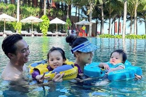 Vợ chồng Cường 'Đô la' và Đàm Thu Trang đưa các con đi bơi, lý do cậu út ngay lập tức 'chiếm sóng'