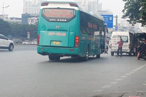 Hà Nội: Tái diễn tình trạng xe khách, Limousine chạy 'rùa bò' dừng đón, trả khách xung quanh bến xe Mỹ Đình