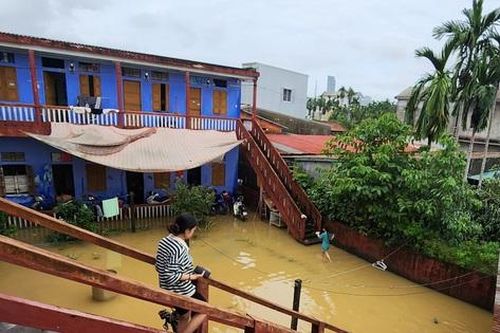 Người dân hối hả vệ sinh nhà cửa sau lũ