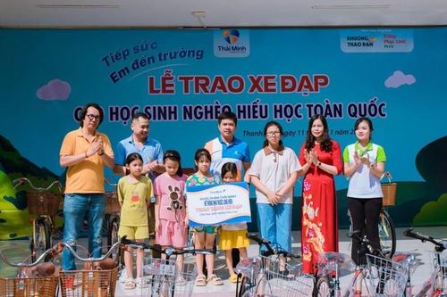 Những cảm xúc khó quên trong lễ trao xe đạp cho học sinh nghèo tại Thanh Hóa