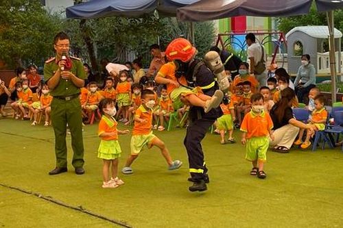 Trẻ mầm non được dạy cách thoát hiểm khi xảy ra cháy
