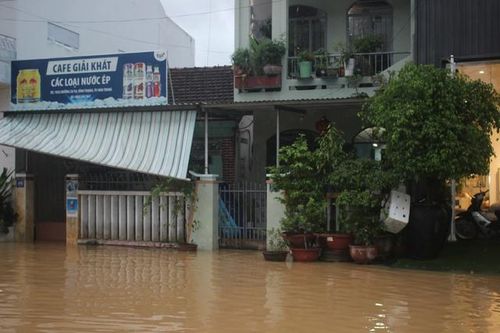 Mưa lớn, nhiều nhà ở Nha Trang bị ngập, cầu Phú Kiểng bị cuốn trôi