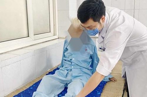 Vui đùa cùng con cháu, cụ bà 100 tuổi bị gãy xương đùi