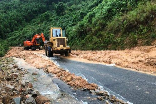 Hơn 500 hộ dân ở miền núi Quảng Nam bị cô lập do sạt lở