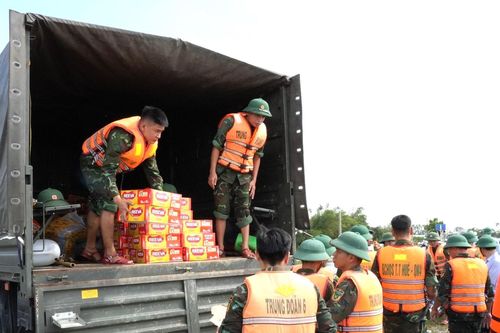 Trung bộ vẫn còn 13.000 ngôi nhà ngập trong nước lũ