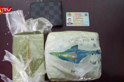 1 bánh heroin, 1kg ma túy ngụy trang trên xe khách