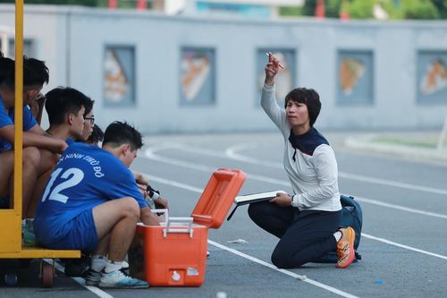 Quả bóng vàng Việt Nam rèn học trò 'đến nơi đến chốn'