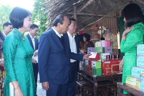 Nguyên Chủ tịch nước Nguyễn Xuân Phúc dự Ngày hội Đại đoàn kết phường Điện Biên
