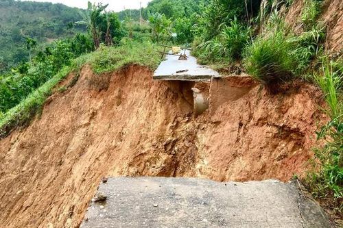 Quảng Ngãi: Sạt lở nghiêm trọng ở miền núi, cô lập hàng chục hộ dân