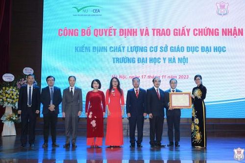 Trao chứng nhận kiểm định chất lượng cơ sở giáo dục lần 2 cho Đại học Y Hà Nội