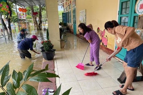 Quảng Trị: Giáo viên vùng rốn lũ khẩn trương dọn bùn đất sau mưa lũ