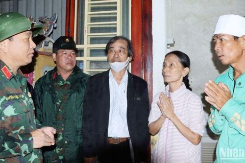Quân khu 4 thăm, tặng quà người dân vùng lũ Thừa Thiên Huế