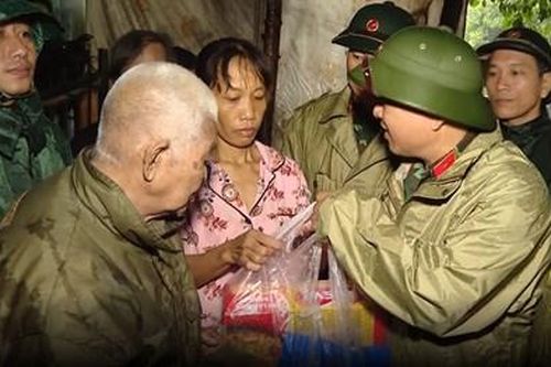 Đoàn cán bộ Quân khu 4 thăm và tặng quà người dân vùng lũ Thừa Thiên Huế