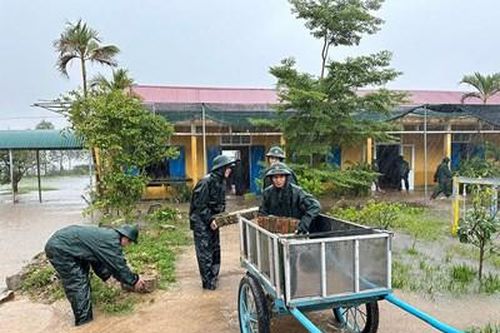 Huy động gần 100 cán bộ, chiến sĩ giúp dân khắc phục hậu quả mưa bão