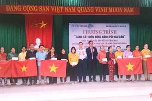 Chương trình 'Cảnh sát biển đồng hành với ngư dân' tại Quảng Trị