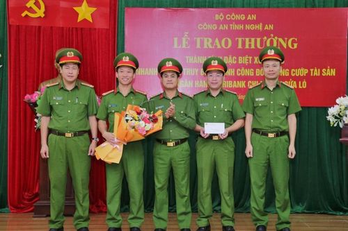 Khen thưởng các tập thể, cá nhân tham gia khám phá vụ án cướp tài sản ngân hàng ở Cửa Lò