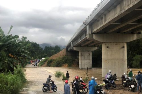 Sạt lở gây chia cắt, cô lập hàng trăm hộ dân ở Trà My