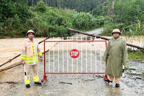 Công an nhiều địa phương dầm mưa, bám vùng sạt lở để hỗ trợ người dân