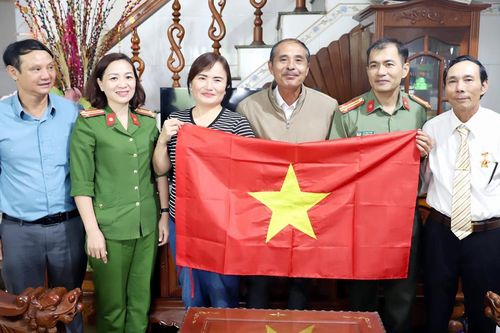 Phòng Tham mưu Công an tỉnh Đắk Nông trao tặng hàng ngàn lá cờ Tổ quốc cho người dân tại Ngày hội Đại đoàn kết toàn dân tộc