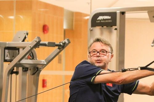 Các tuyển thủ Việt Nam tập phục hồi tại phòng Gym