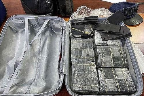 Trả hồ sơ vụ 2 người vận chuyển hơn 1 triệu USD giả ra nước ngoài