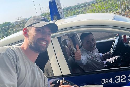 Khách Tây cảm kích vì được nhân viên hàng không tìm giúp ba lô, hộ chiếu ngay trước giờ bay
