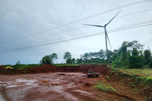 Múc đất sát trụ điện gió ở Đắk Lắk: Lãnh đạo xã nói không biết chủ đất là ai?!
