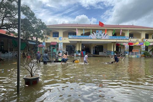 Nước lũ rút, giáo viên Quảng Trị xắn tay dọn dẹp vệ sinh trường học