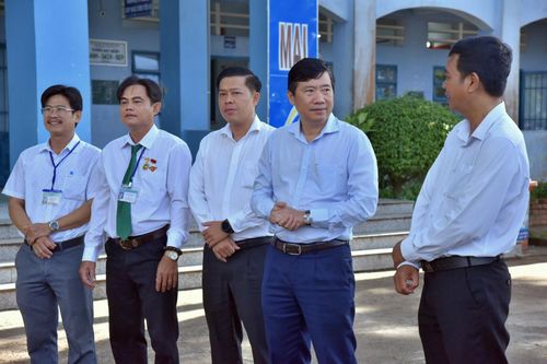 Chủ tịch UBND tỉnh Đồng Tháp thăm các nhà giáo tiêu biểu vùng biên giới