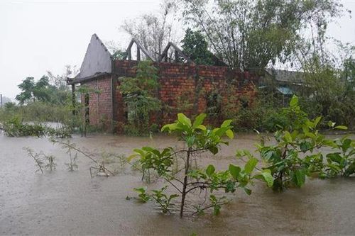 Quyết liệt triển khai các biện pháp ứng phó, khắc phục hậu quả mưa lũ tại miền Trung