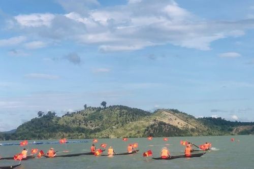 Gia Lai: Sôi nổi hội đua thuyền độc mộc trên dòng Pô Cô huyền thoại