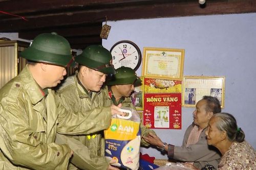 Phó Tư lệnh Quân khu 4 thăm, tặng quà người dân vùng lũ Thừa Thiên Huế