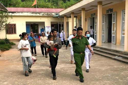 Công an xã đưa cháu bé 2 tuổi bị ngộ độc thuốc sâu đi cấp cứu kịp thời