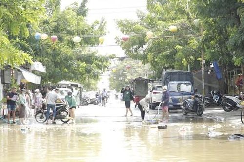 Người Hội An hối hả dọn bùn đất sau mưa lũ