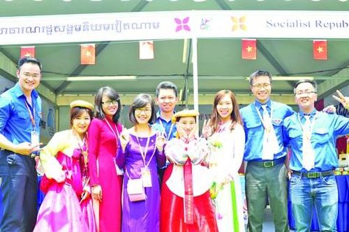 Những người gốc Việt lênh đênh