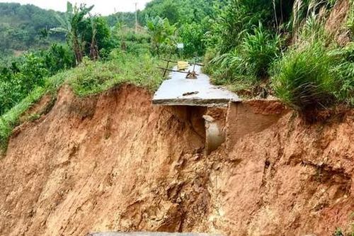 Sạt lở núi ở Quảng Ngãi, nhiều hộ dân bị cô lập