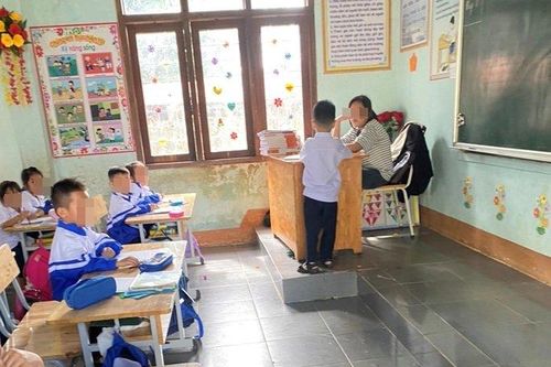 Học sinh lớp 6 ngồi bàn giáo viên 'dạy học sinh lớp 1': Bất ngờ người chụp ảnh