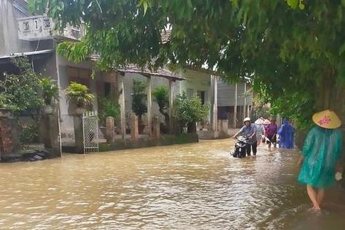 Mưa lũ ở Phú Yên: Một người mất tích, hàng trăm ngôi nhà bị ngập