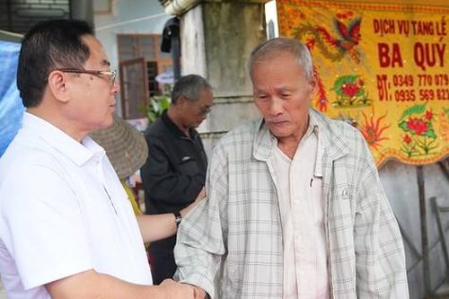 Báo Tiền Phong thăm hỏi gia đình có người bị lũ cuốn trôi ở Bình Định