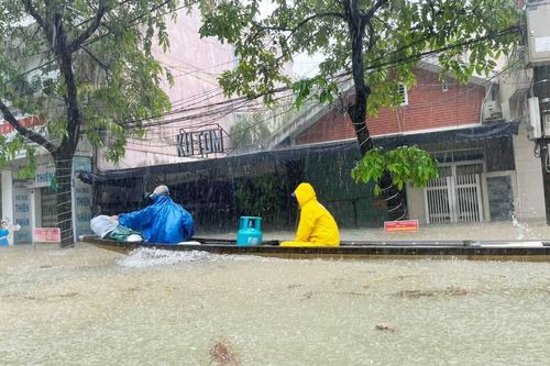 Ứng cứu kịp thời 6 người bị lật thuyền