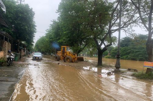 Người dân Huế dọn dẹp nhà cửa sớm ổn định cuộc sống