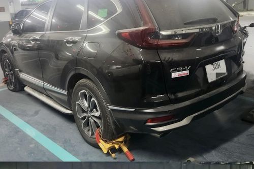 Lùm xùm giá gửi xe tăng 'sốc', loạt ô tô bị khóa bánh ở chung cư Hà Nội