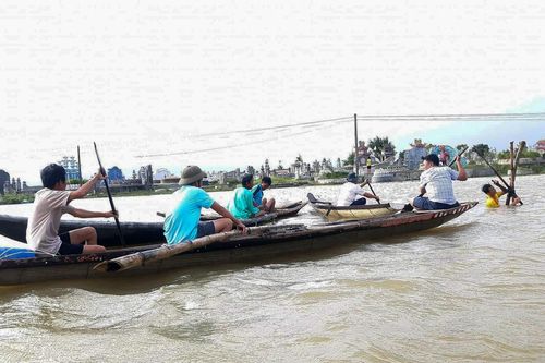 Đua ghe giữa mênh mông nước lũ, Chủ tịch xã nói 'chìm cũng không sao'