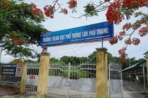 Phó hiệu trưởng tử vong tại trường học