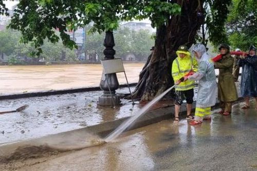 Công an TP Huế đội mưa dọn bùn sau lũ